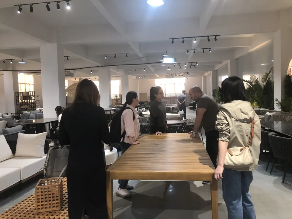 来访者在展厅看样