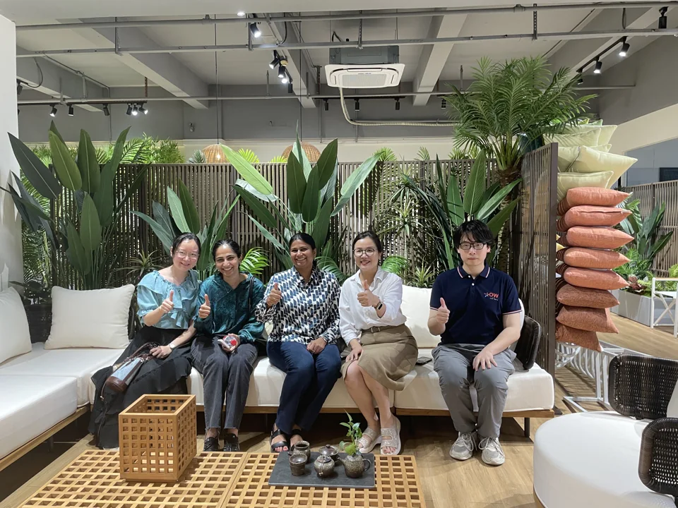 展厅家具间的来访合影