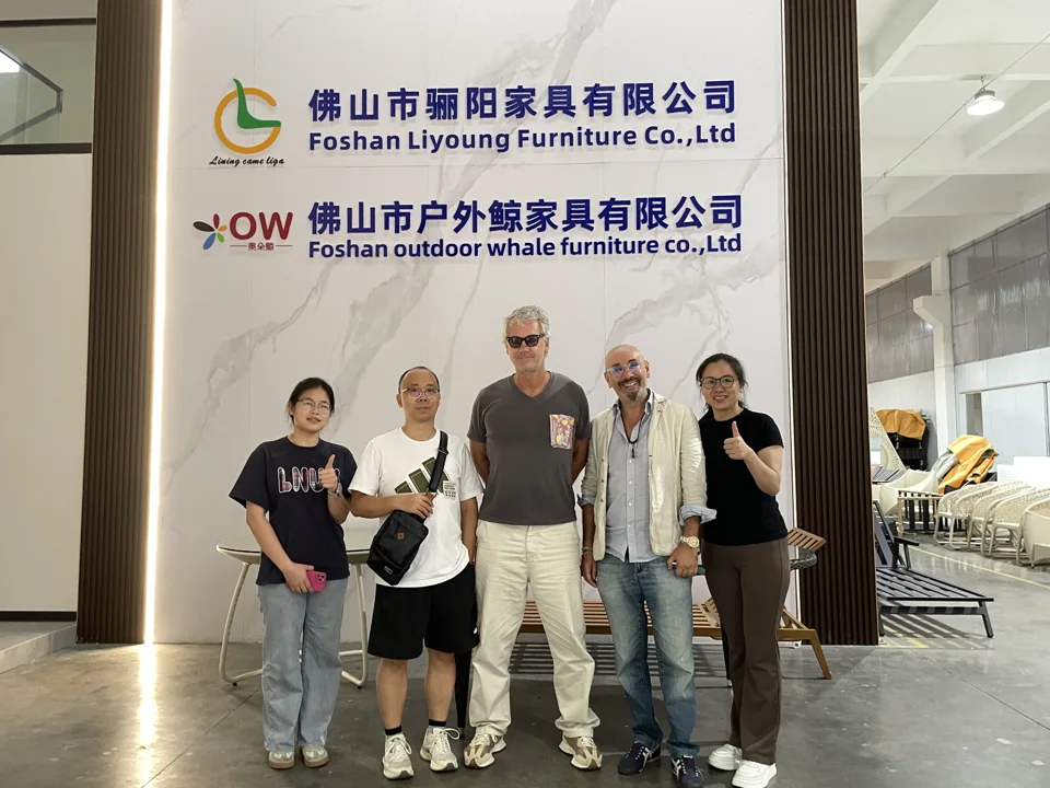 公司接待区的来访合影