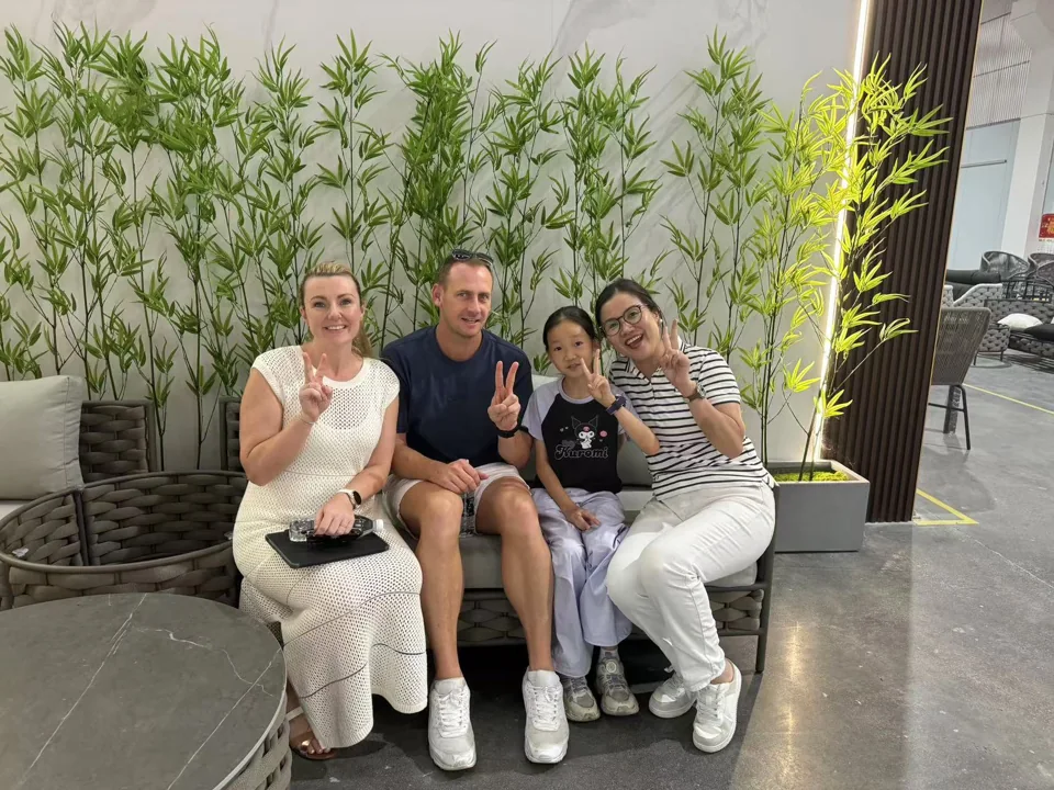来访者在展厅中的围坐合影