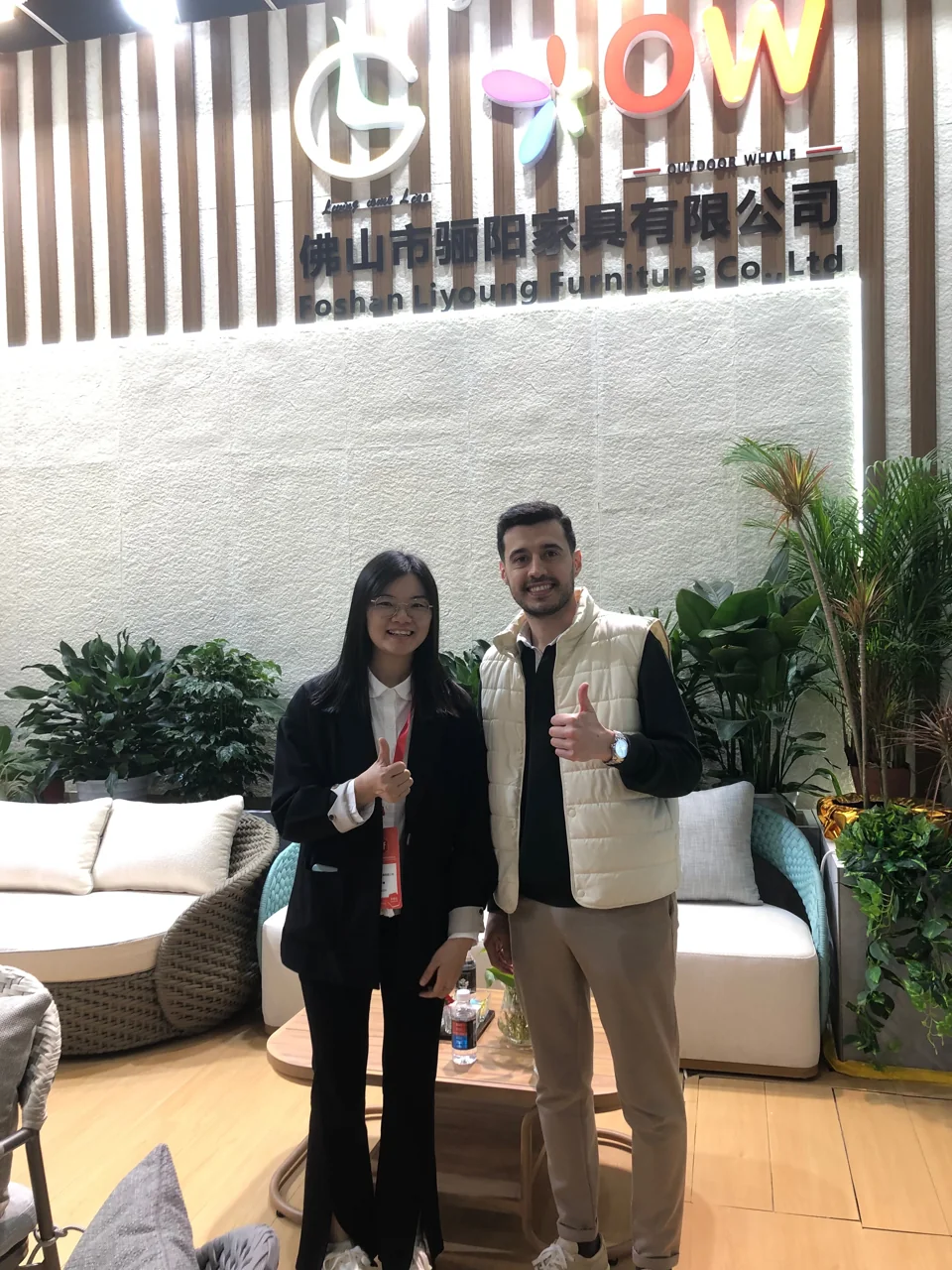两位来访者与展厅家具合影