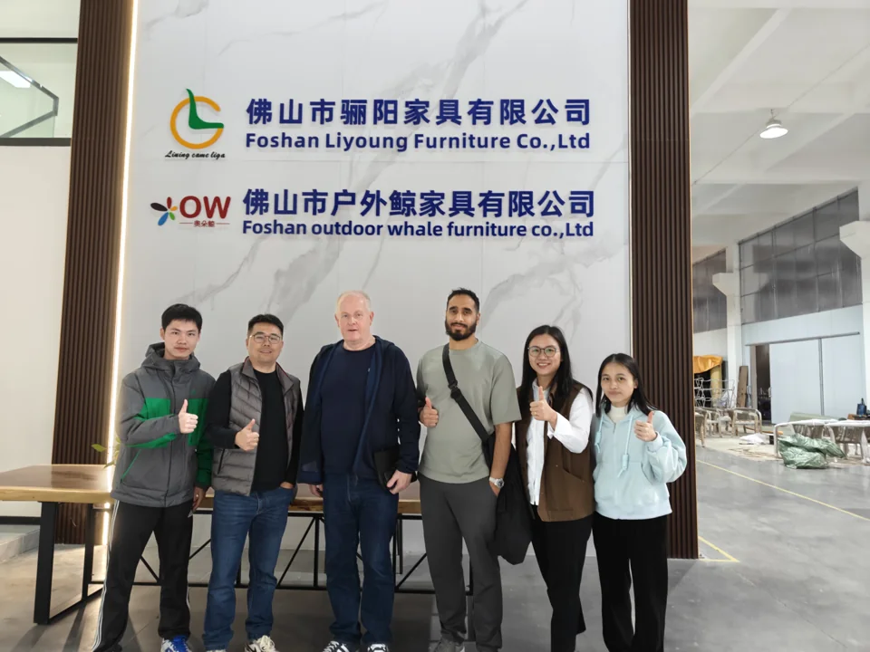 来访者在公司接待区合影